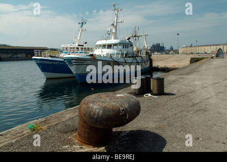 Le navi per la pesca a strascico ormeggiata lungo la banchina nel porto di Boulogne, Francia Foto Stock