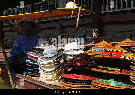 Mercato Galleggiante di Damnoen Saduak, Thailandia -60 mikes a sud-ovest di Bangkok Foto Stock