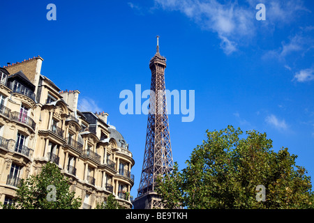 La Torre Eiffel e gli appartamenti di lusso a Parigi Francia Foto Stock