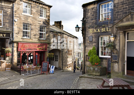 Guardando verso il basso e verso la strada principale di Haworth , un villaggio sulla collina nel West Yorkshire DOVE IL BRONTE famiglia ha vissuto Foto Stock