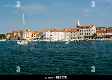 Croazia; Hrvartska; Kroatien, Isola di Hvar; Strai Grad, fishboats legato sul lungomare della città vecchia Foto Stock