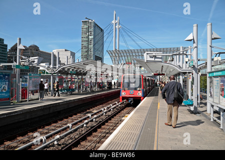 Un Docklands Light Railway (DLR) tira il treno nella stazione di pioppo vicino a Canary Wharf e Isle of Dogs, Londra, Regno Unito. Foto Stock