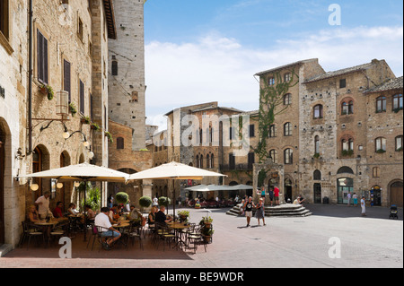 Cafe in Piazza della Cisterna nel centro della città vecchia, San Gimignano, Toscana, Italia Foto Stock