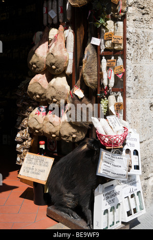 Negozio di vendita di vino locale e di cinghiale prodotti nel centro storico di San Gimignano, Toscana, Italia Foto Stock