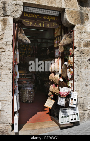 Negozio di vendita panini (panini) e vino locale e cinghiale prodotti, la città vecchia, San Gimignano, Toscana, Italia Foto Stock