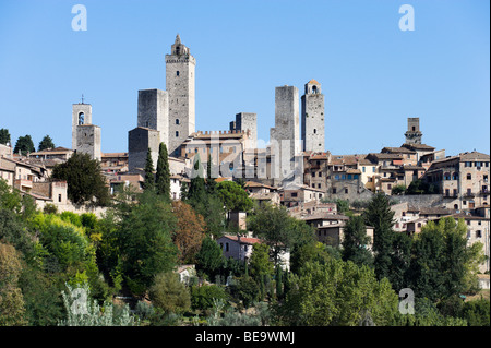 La città vecchia dalla Via Vecchia, San Gimignano, Toscana, Italia Foto Stock