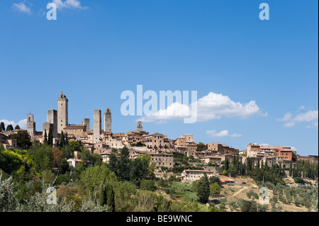 La città vecchia dalla Via Vecchia, San Gimignano, Toscana, Italia Foto Stock