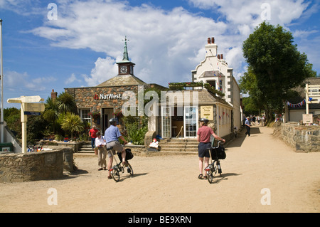 dh SARK VILLAGE SARK ISLAND Ciclismo turisti villaggio principale strada turistica biciclette coppia capitale città canale isole Foto Stock