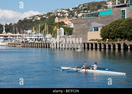 Due rematori godendo il sole davanti a Te Papa, il Museo Nazionale di Wellington, Nuova Zelanda Foto Stock