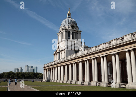 La Cappella della Regina Maria Corte, la Old Royal Naval College di Greenwich, Londra con Canary Wharf in distanza. Foto Stock