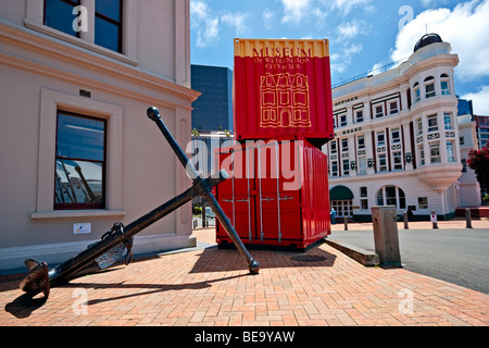 Wharf Uffici / Scheda di Porto palazzo visto dal vincolo Store edificio che è ora il Museo della Città di Wellington e il mare, Que Foto Stock