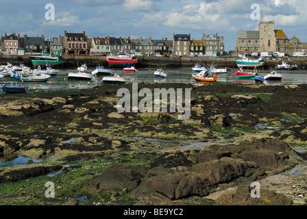 Porto di Barfleur a bassa marea, Manche department, Francia Foto Stock