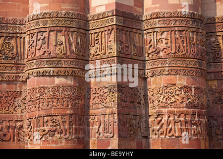 Ornati in arabo iscrizione sul Qutb Minar a Delhi in India Foto Stock