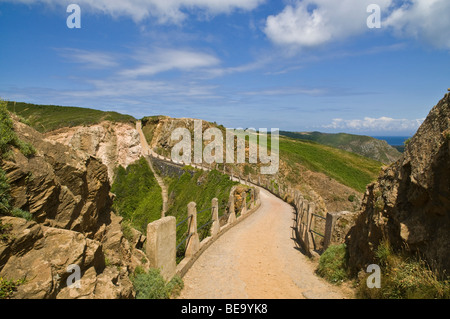 Dh LA COUPEE SARK isola la coupee causeway road da little sark di Sark isola causeway Foto Stock