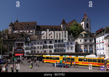 Un pomeriggio d'estate, il tram che passa e la gente intorno di fresatura nella vivace piazza di Barfuesserplatz, Basel centro città Foto Stock