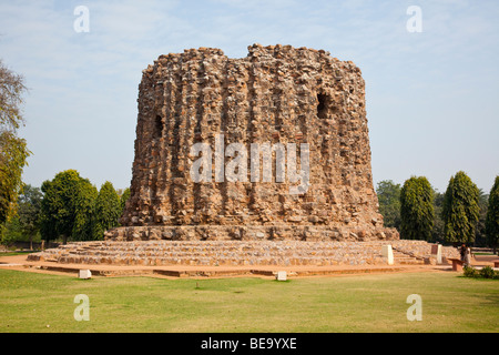 Alai Minar torre presso il Qutb Minar a Delhi in India Foto Stock