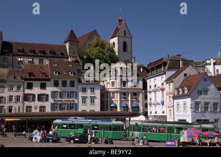 Un pomeriggio d'estate, il tram che passa e la gente intorno di fresatura nella vivace piazza di Barfuesserplatz, Basel centro città Foto Stock