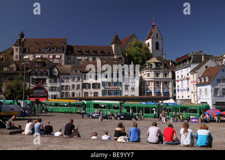 Un pomeriggio d'estate, il tram che passa e la gente intorno di fresatura nella vivace piazza di Barfuesserplatz, Basel centro città Foto Stock