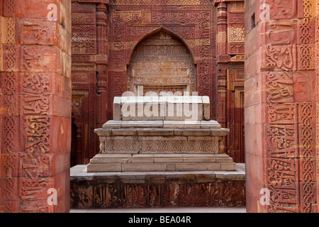 Iltutmish tomba a Qutb Minar a Delhi in India Foto Stock