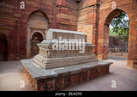 Iltutmish tomba a Qutb Minar a Delhi in India Foto Stock