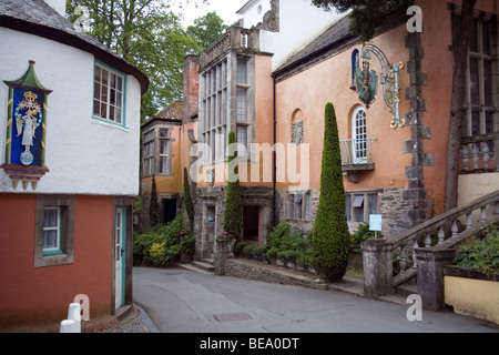 Una strada nel villaggio di Portmeirion, Gwynedd Galles del Nord, Regno Unito Foto Stock