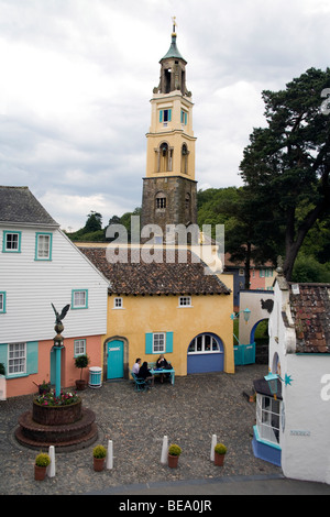 La torre campanaria e la batteria nella piazza del villaggio di Portmeirion, Gwynedd Galles del Nord, Regno Unito Foto Stock