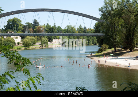 La spiaggia sul fiume Lot e il ponte a Castelmoron sur Lot, Aquitaine, Francia Foto Stock