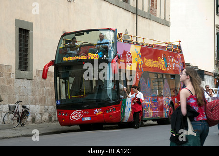 Hop On Hop Off Tour Bus in attesa dei passeggeri vicino alla Torre Pendente di Pisa Foto Stock