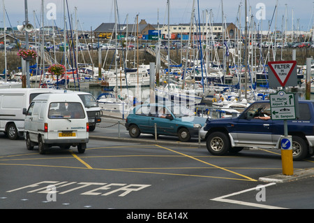 dh ST PETER PORT GUERNSEY Cars in filter box system and Road Filter signpost Motor traffico canale isole intersezione Foto Stock