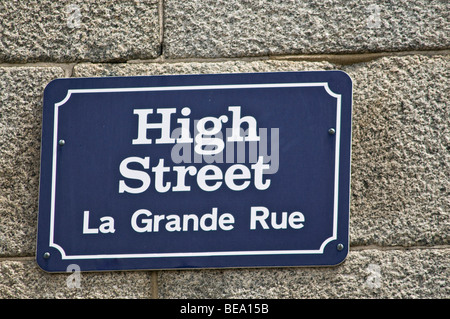 Dh st peter port guernsey High street La Grande Rue bilingue inglese e francese segno Foto Stock
