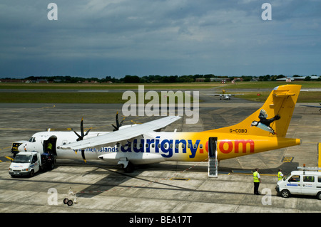 dh AEROPORTO GUERNSEY Aurigny Channel Islands ATR 72 212A Twin turboprop aereo passeggeri aereo aereo di linea aerea 212 Foto Stock