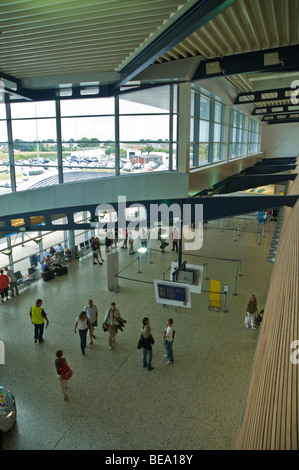 Dh Guernsey Airport passeggeri in aeroporto partenza dell'edificio del terminal. Foto Stock