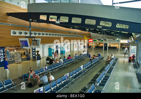 Dh Guernsey Airport di persone nel terminal arrivi edificio Foto Stock