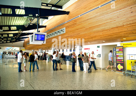 Dh Guernsey Airport passeggeri in partenza dell'edificio del terminal. Foto Stock