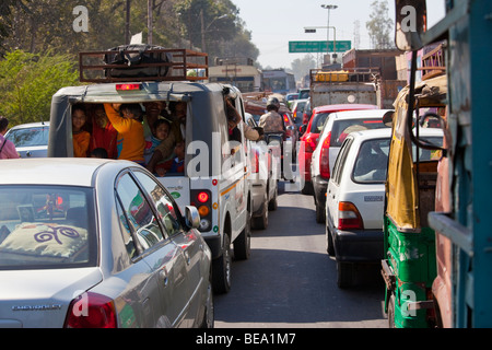 Il traffico pesante su una autostrada in Agra India Foto Stock