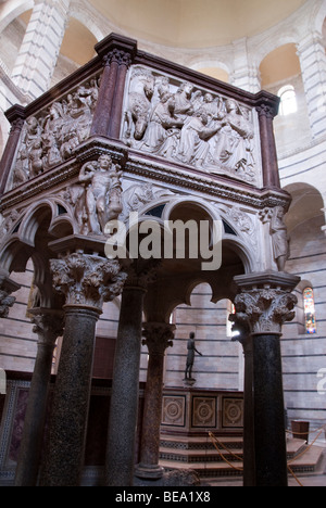 Il pulpito nel battistero del Duomo di Pisa Foto Stock