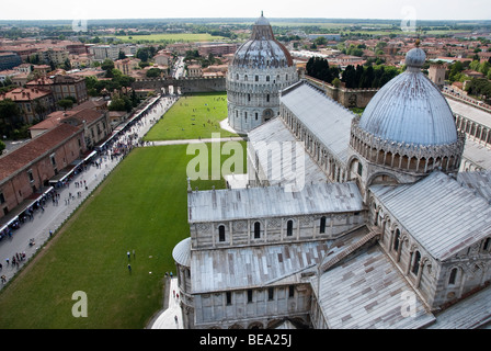 Vista del Duomo di Pisa, Battistero e Piazza del Duomo dalla Torre Pendente Foto Stock