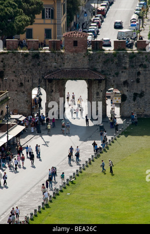 I turisti lo streaming se la Porta Nuova a Pisa entrando nel Campo dei Miracoli o Campo dei Miracoli con la Torre Pendente. Foto Stock