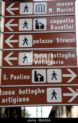 Un cartello stradale che mostrano la direzione di attrazioni di Firenze Italia Foto Stock