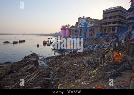 La masterizzazione di Ghat di Varanasi India Foto Stock