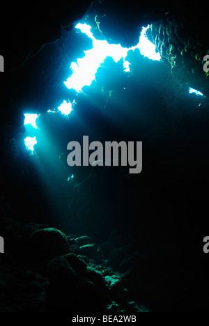 Raggi il flusso di luce all'interno di una caverna subacquea in Mar Rosso Foto Stock