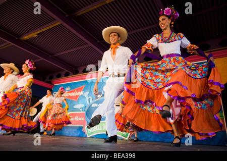 Ballet Folklorico Resurrecion esegue tradizionale messicana danze folk presso il Los Angeles County Fair (2009) Foto Stock