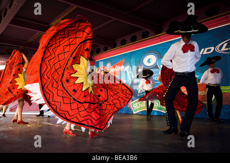 Ballet Folklorico Resurrecion esegue tradizionale messicana danze folk presso il Los Angeles County Fair (2009) Foto Stock