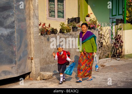 Nonna giovane ragazza a scuola in Ghum Darjeeling in India Foto Stock