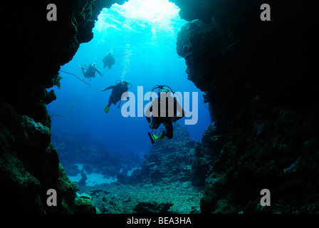 I subacquei che va dentro una grotta sottomarina, Mar Rosso Foto Stock