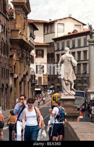 Gli amanti dello shopping attraversando il Ponte a Santa Trinita e una vista fino a Via Tornabuoni Firenze Foto Stock