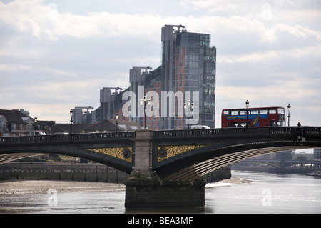 Battersea Bridge da Embankment, Chelsea, Royal Borough di Kensington e Chelsea, Greater London, England, Regno Unito Foto Stock