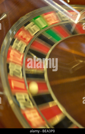 Gira la ruota della roulette con palla sul numero 7 Foto Stock