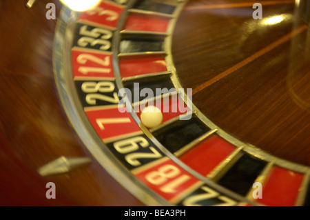 Gira la ruota della roulette con palla sul numero 7 Foto Stock