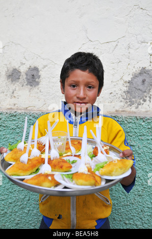 CAJABAMBA PERÙ - settembre 6:Bambino di vendita di alimenti al mercato locale, Perù il 6 settembre 2009 Foto Stock